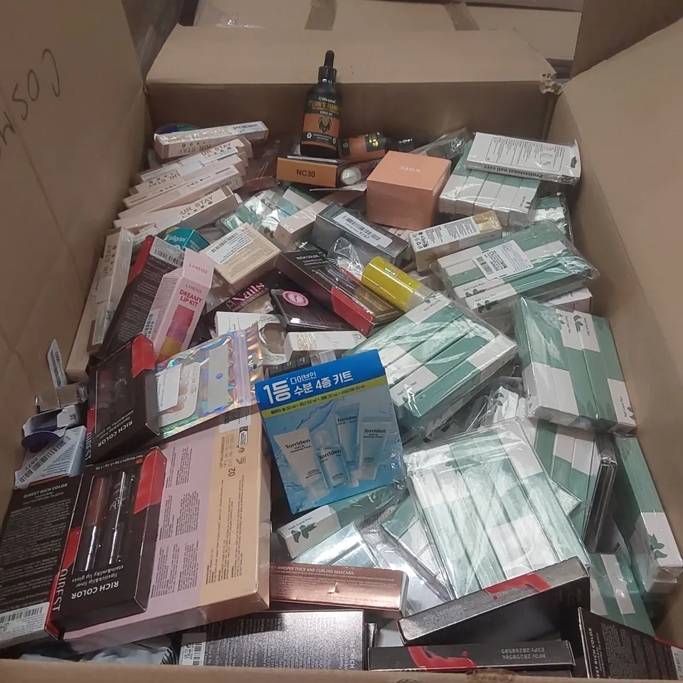 PALLET CONTAINING A VERY LARGE QUANTITY OF ASSORTED COSMETICS ITEMS