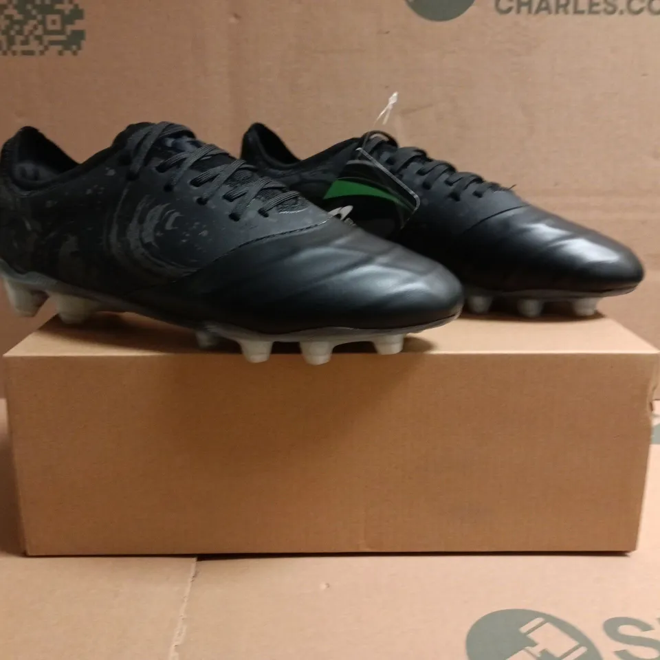 BOXED PAIR OF CANTERBURY FOOTBALL BOOTS IN BLACK SIZE UK 7.5