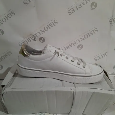 BOXED PAIR OF SKECHERS STREET SHOES IN WHITE UK SIZE 7