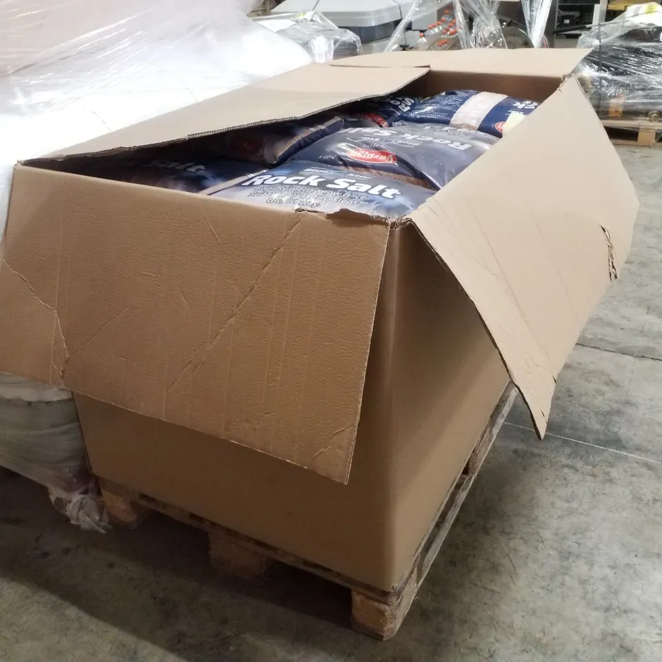PALLET CONTAINING LARGE QUANTITY OF CARPLAN BLUE STAR 10KG ROCK SALT BAGS