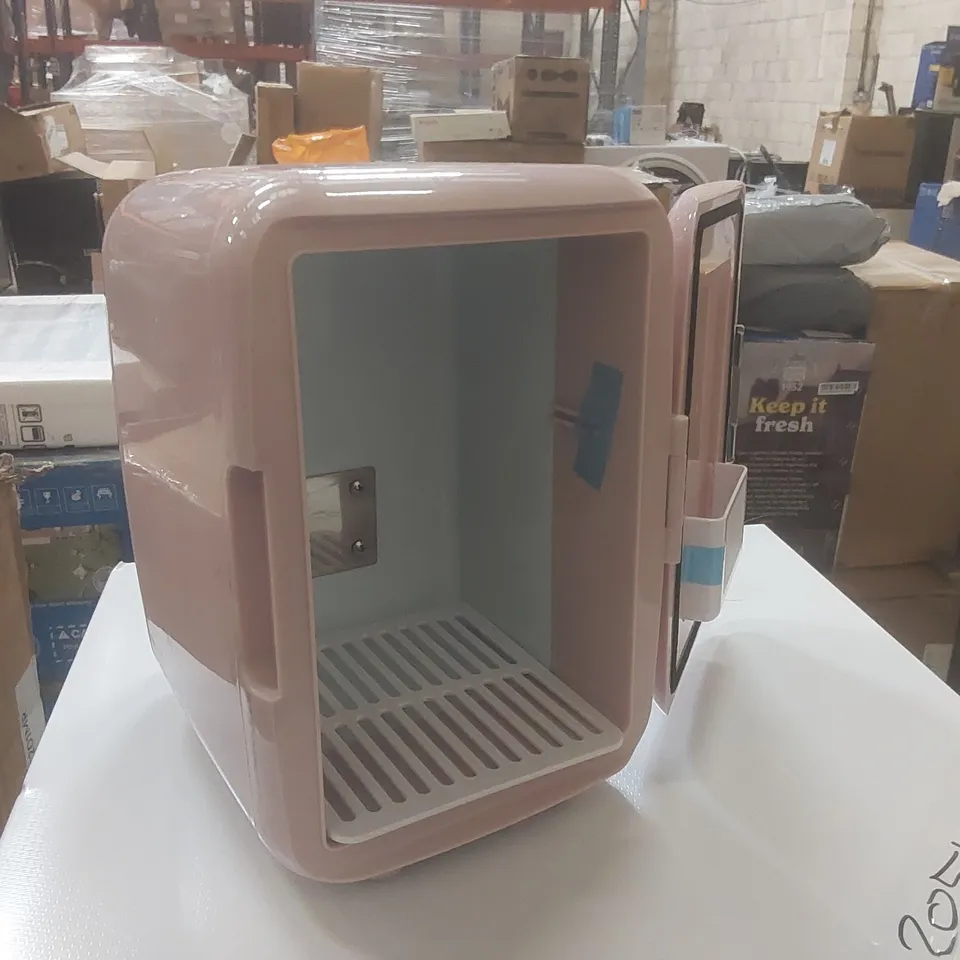 RUSSELL HOBBS 4L/6 CAN PORTABLE MINI COOLER & WARMER FOR DRINKS, COSMETICS/MAKEUP/SKINCARE, AC/DC POWER, RETRO STYLE, PINK, FOR BEDROOM, HOME, CARAVAN, CAR