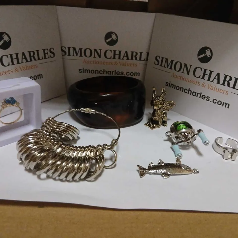 LARGE QUANTITY OF ASSORTED JEWELLERY AND ACCESSORIES