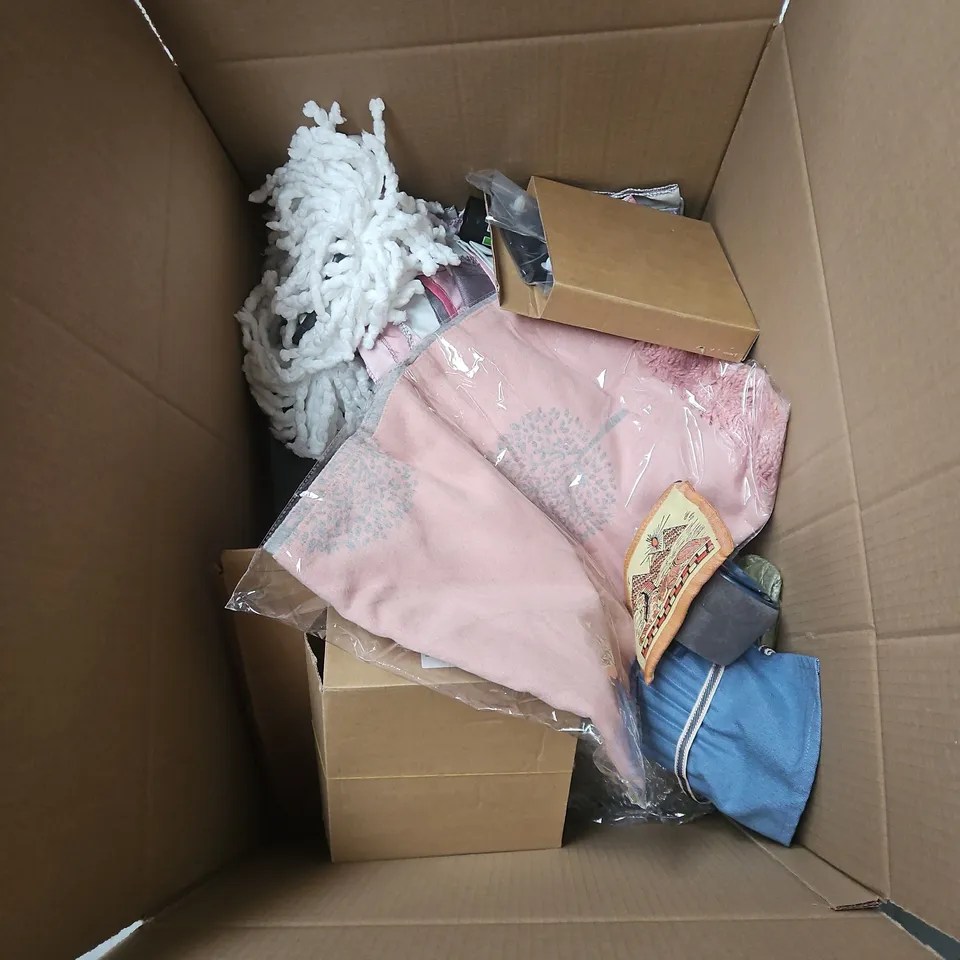 BOX OF APPROXIMATELY 20 ASSORTED HOUSEHOLD ITEMS TO INCLUDE CUTLERY SET, FITTED SHEET, WALLPAPER, BAUBLES ETC
