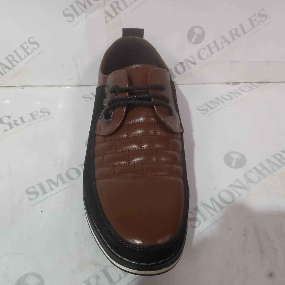 BOXED PAIR OF DESIGNER SHOES IN BROWN/BLACK EU SIZE 43