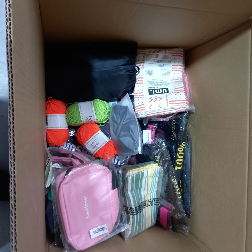 BOX OF APPROXIMATLY 20 ASSORTED HOUSEHOLD PRODUCTS TO INCLUDE ZAMBOO FUSSACK, CHAINSAW BACKPACK AND BLACKOUT CURTAINS ETC