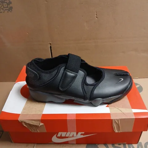 NIKE AIR RIFT BLACK WOMENS SHOES BOXED SIZE 5.5