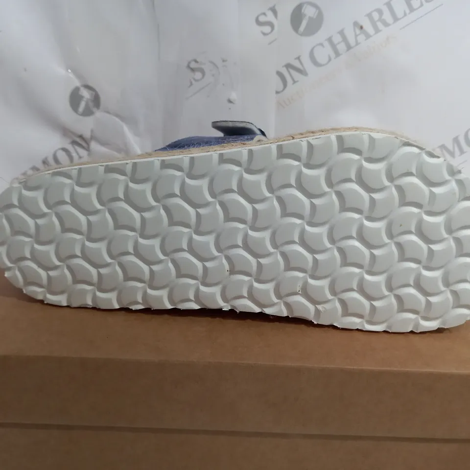BONOVA FLORAL ESPADRILLE FOOTBED SANDAL - SIZE 6