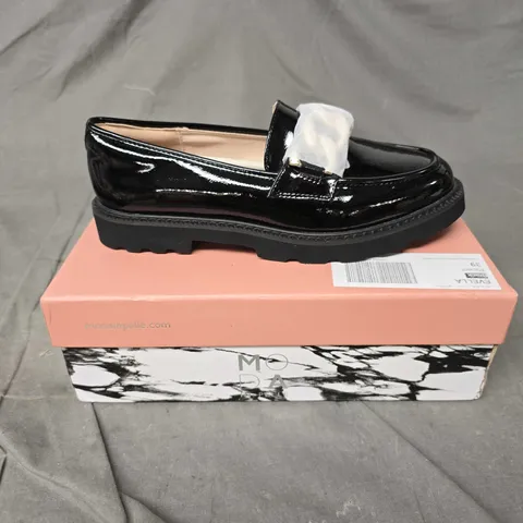 BOXED PAIR OF MODA IN PELLE CHUNKY LOAFER WITH CHAIN - 6