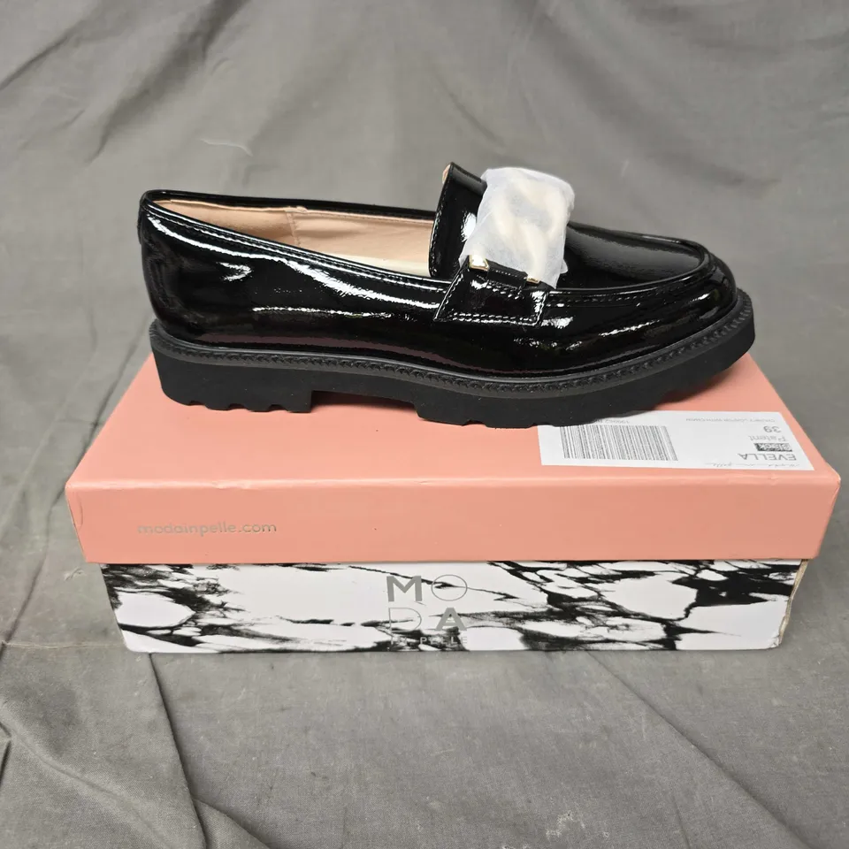BOXED PAIR OF MODA IN PELLE CHUNKY LOAFER WITH CHAIN - 6