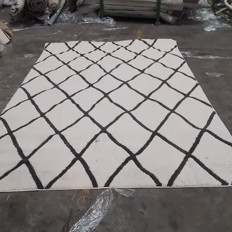 QUALITY DESIGNER AREA RUG - APPROXIMATELY 290X195