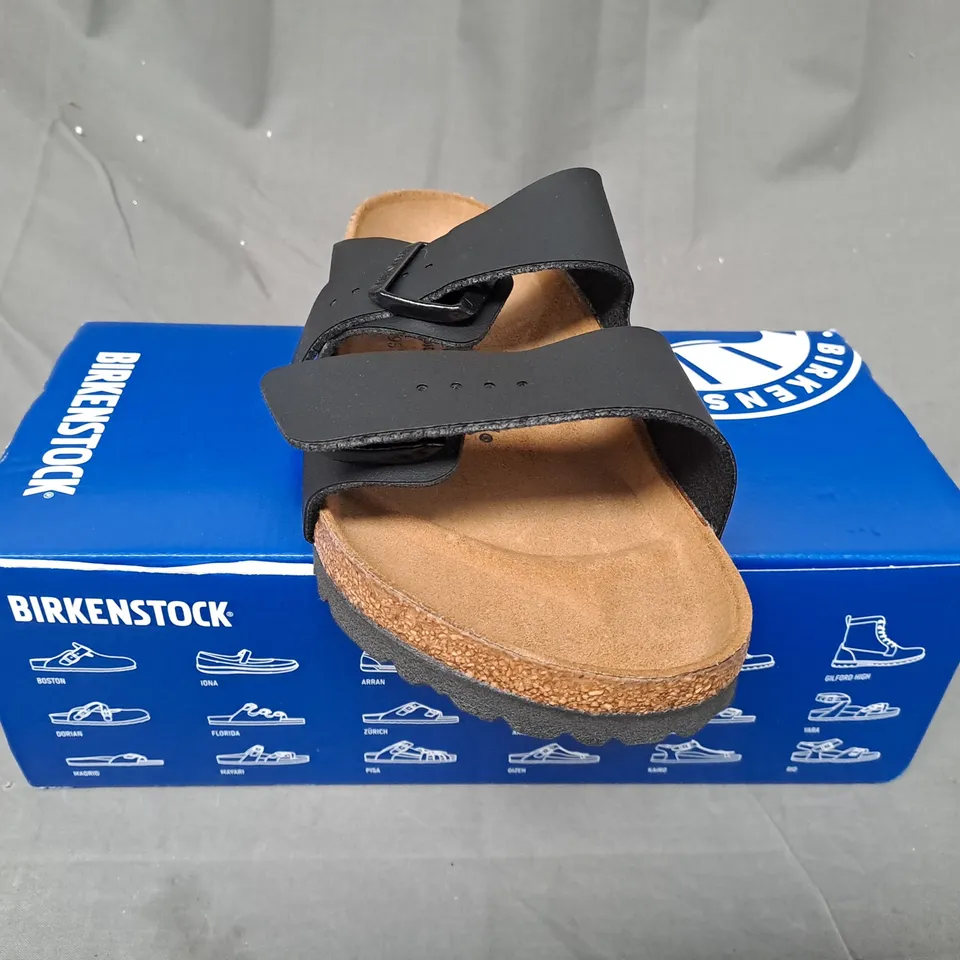 BOXED PAIR OF BIRKENSTOCK ARIZONA BS OPEN TOE SANDALS IN BLACK UK SIZE 5.5