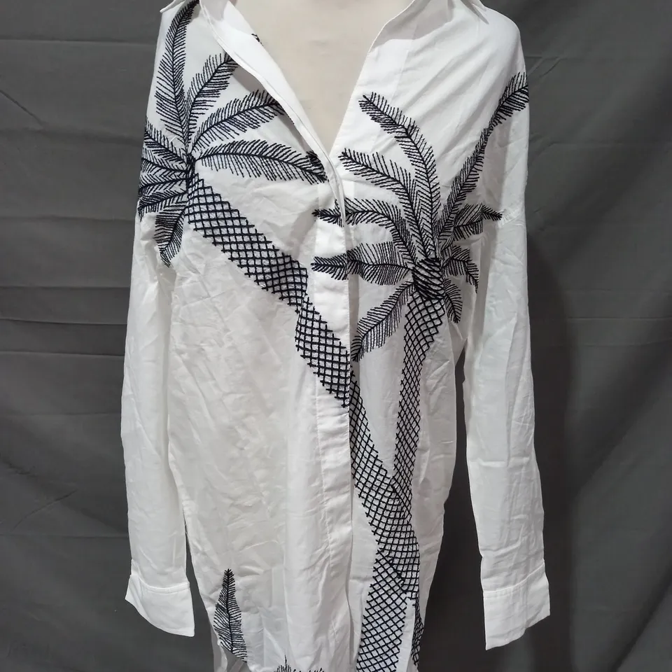 BADGLEY MISCHKA SHIRT IN WHITE W. TREE DESIGN SIZE SMALL