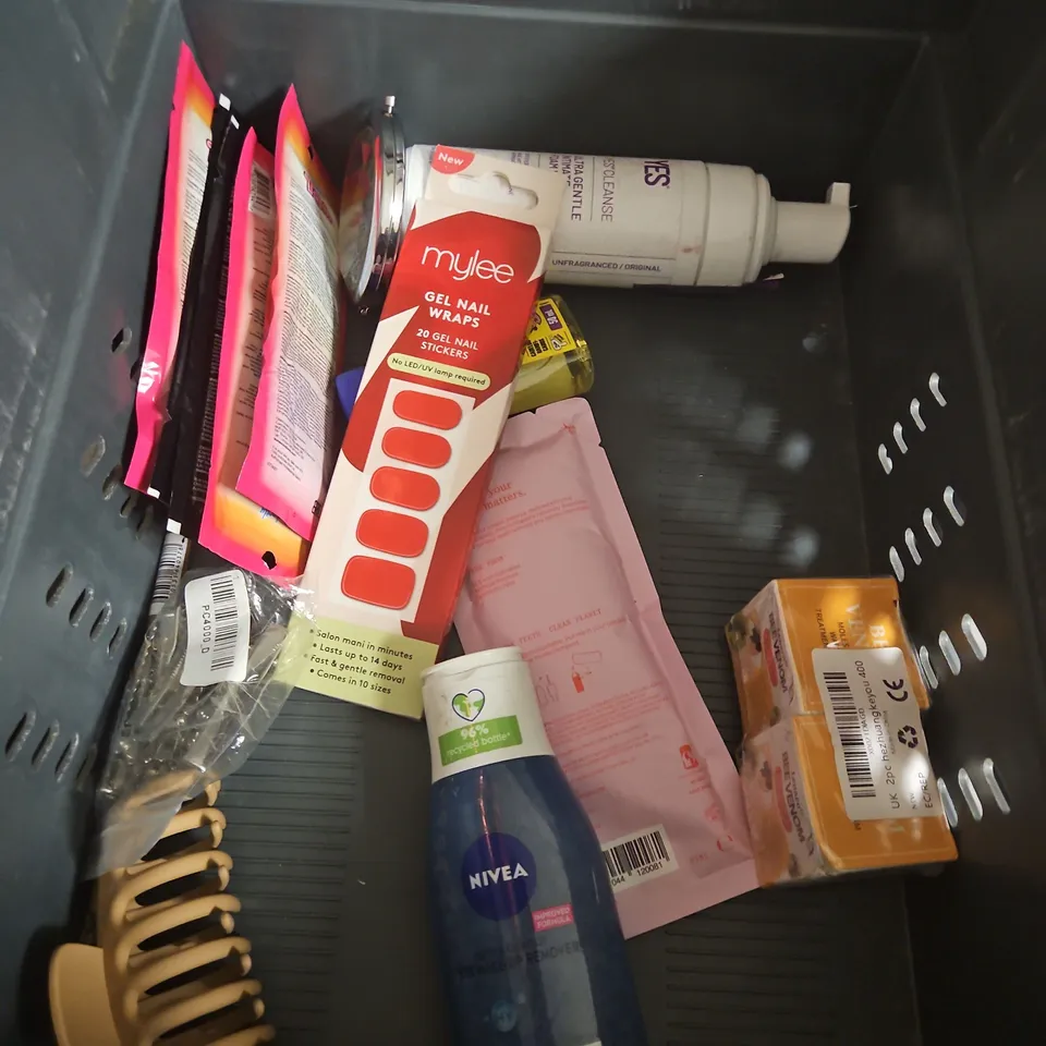 APPROXIMATEY 20 ASSORTED HEALTH AND BEAUTY PRODUCTS TO INCLUDE - COOKIE WASH HONEY - DERMZ HEALSPORIN CONDITIONER - GARNIER MICELLAR CLEANSING WATER - ETC