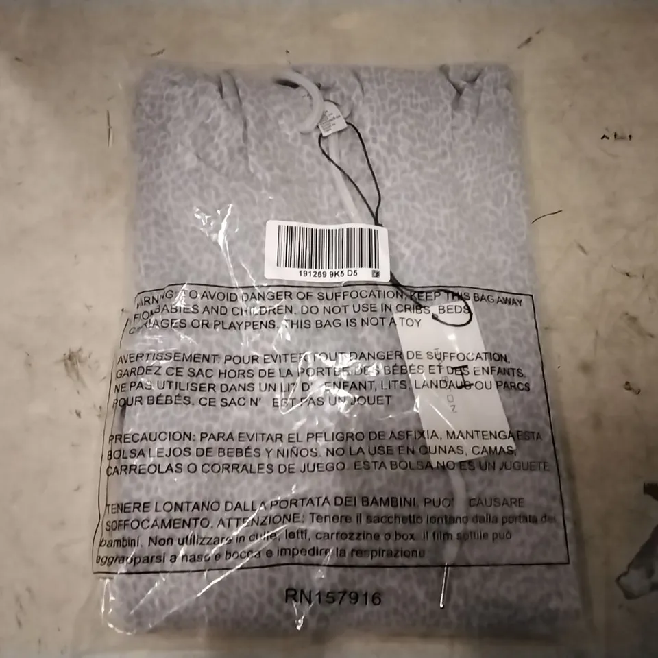 BOX OF APPROXIMATELY 18 HALSTON STUDIO WHITE/ GREY PULL OVER JUMPERS SIZE XL