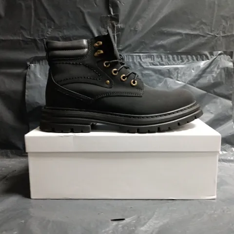 BOXED PAIR OF CONZURI ANKLE BOOTS IN BLACK SIZE UK 9