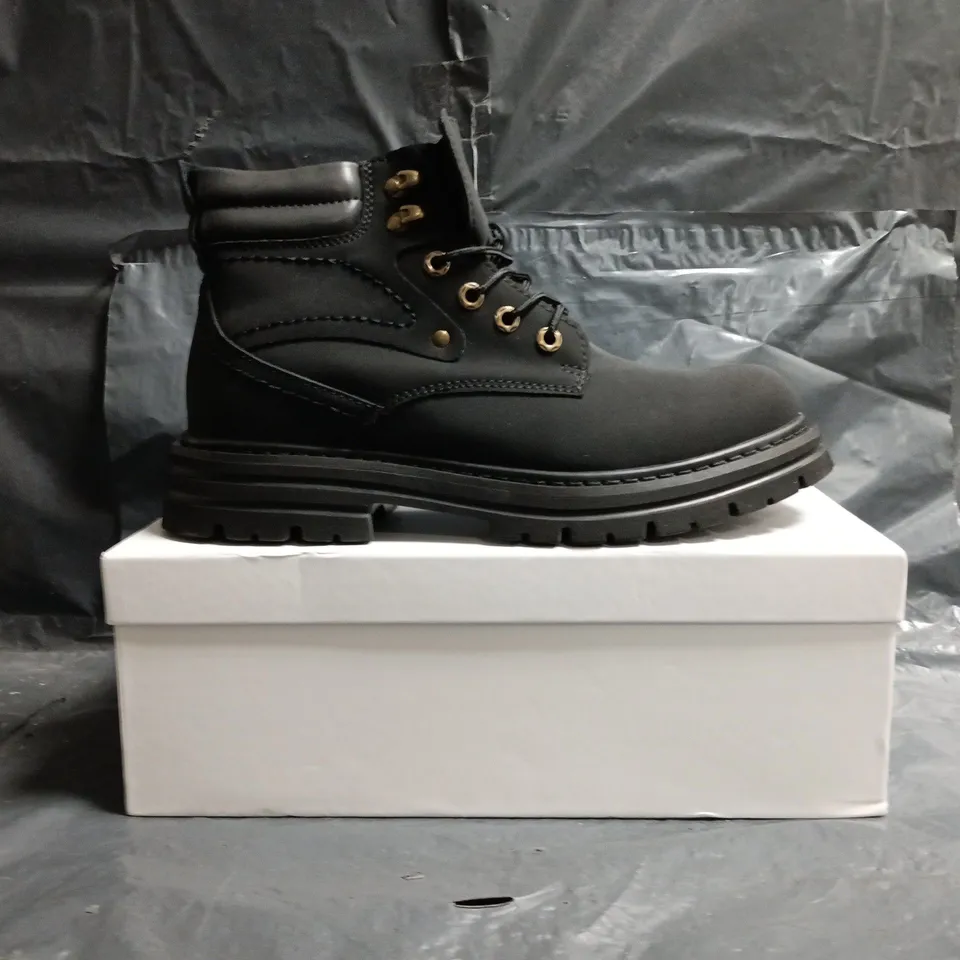 BOXED PAIR OF CONZURI ANKLE BOOTS IN BLACK SIZE UK 9