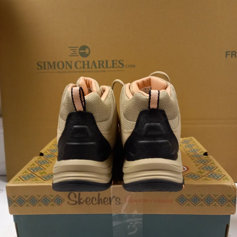 SKETCHERS WATERPROOF BOOT SIZE 6
