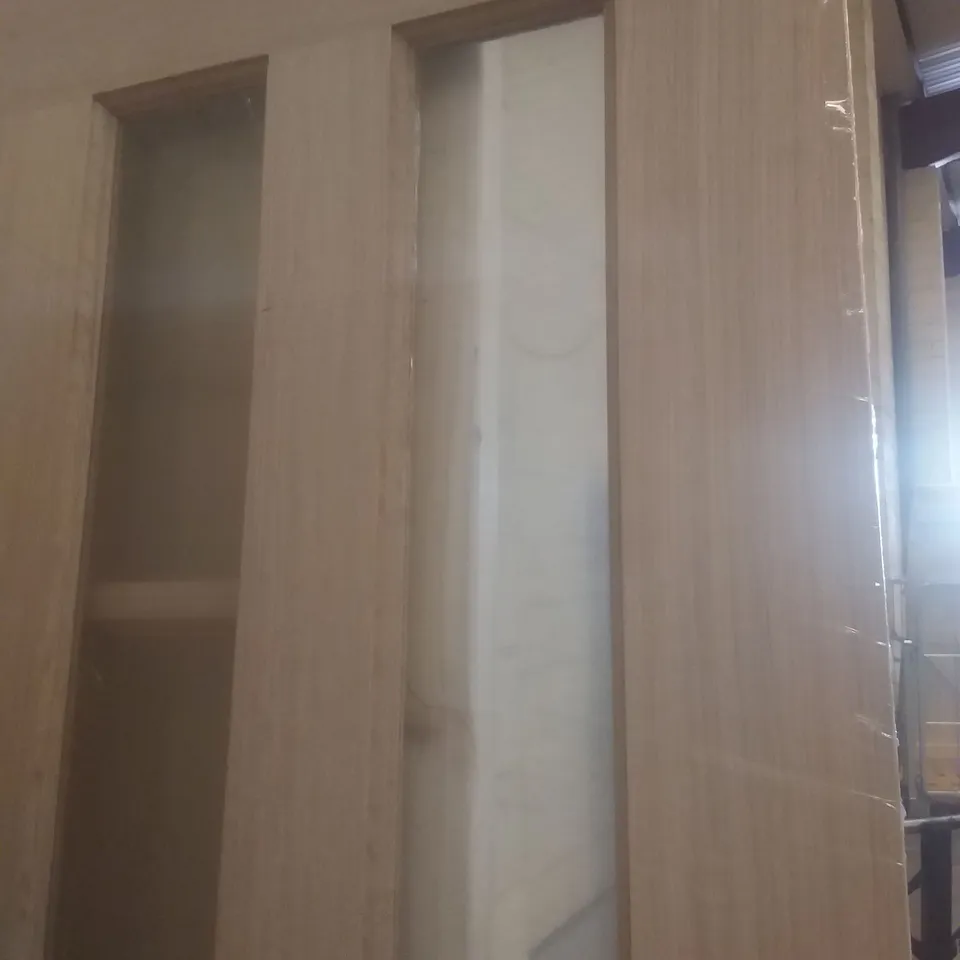GEOM VERTICAL 3 PANEL OAK VANEER INTERNAL DOOR 1981x762mm