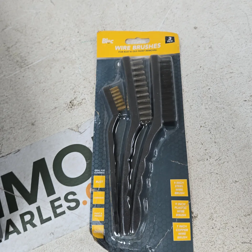 TOTE OF APPROXIMATELY 12 ASSORTED ITEMS TO INCLUDE: WIRE BRUSHES