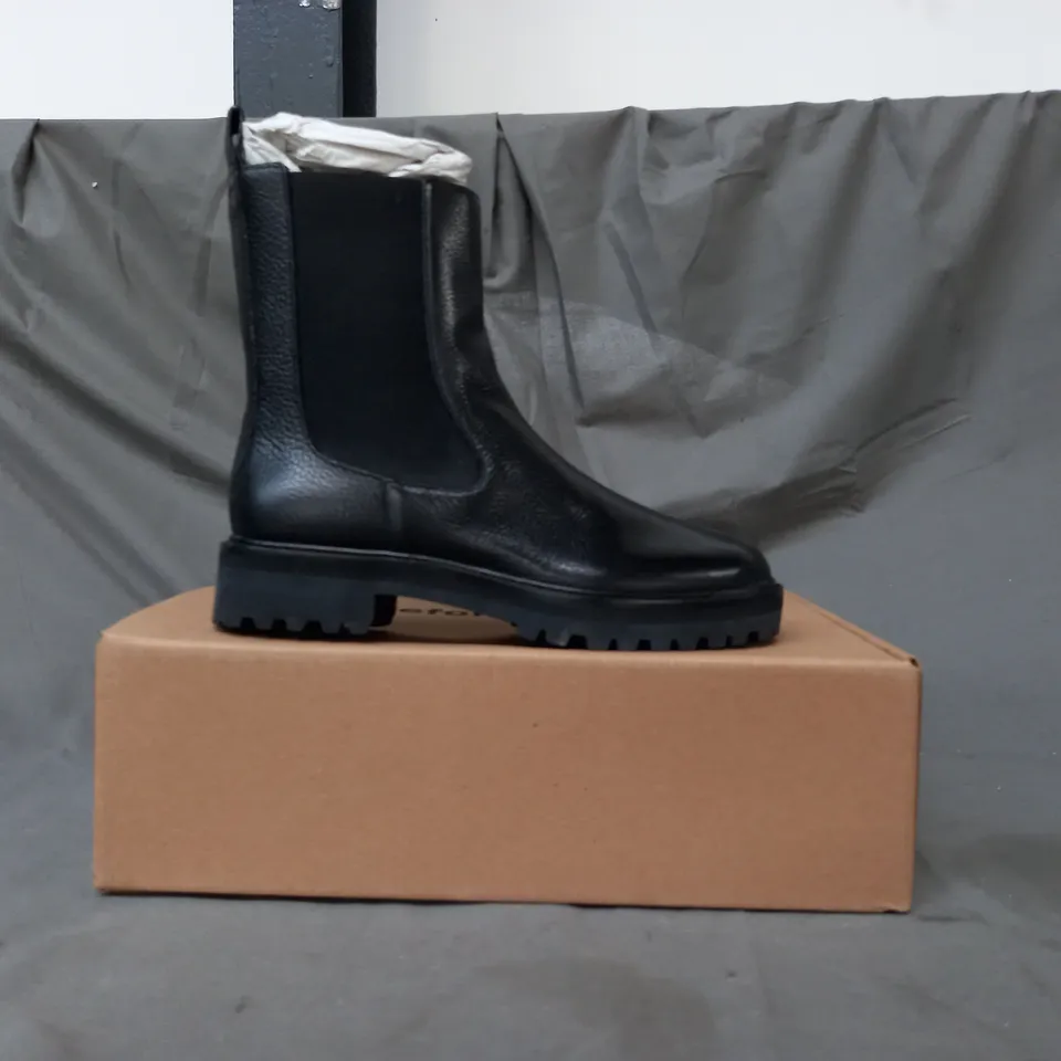 BOXED PAIR OF REFORMATION KATERINA LUG SOLE CHELSEA BOOTS IN BLACK SIZE 8