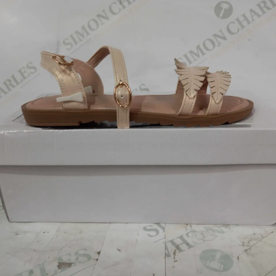 BOXED PAIR OF DESIGNER FLAT OPEN TOE SANDALS IN LIGHT PEACH COLOUR EU SIZE 34