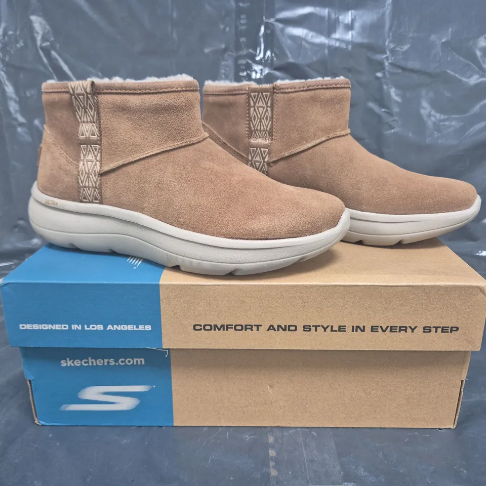 BOXED PAIR OF SKECHERS ENCORE BOOTS IN CHESTNUT SIZE 4