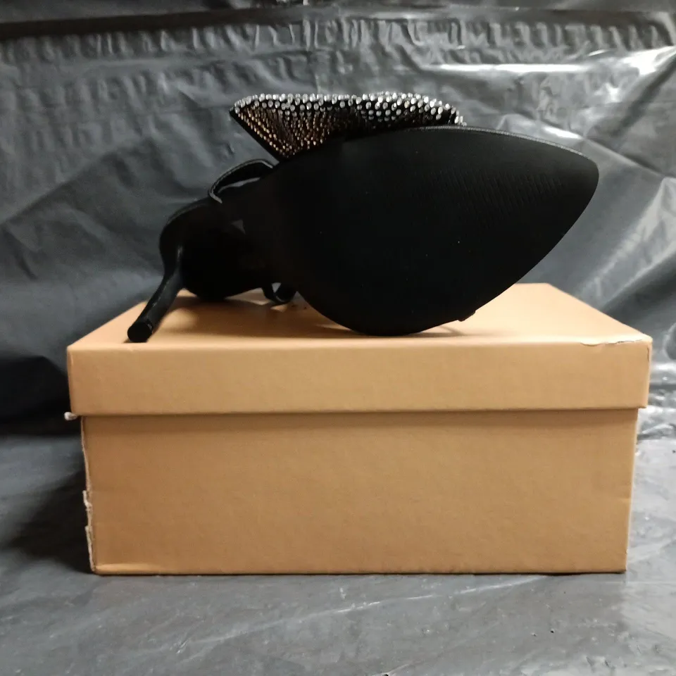 BOXED PAIR OF SIMMI LONDON OPEN TOE STILETTO HEEL SANDALS IN BLACK W. DIAMANTE EFFECT BOW DETAIL SIZE UK 5