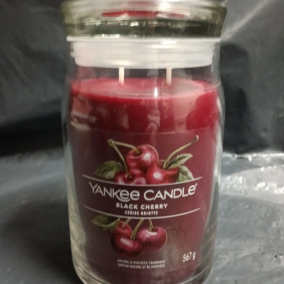 YANKEE CANDLE – BLACK CHERRY JAR CANDLE (567 G)