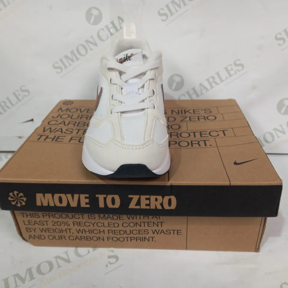 BOXED PAIR OF NIKE AIR MAX DAWN KIDS SHOES IN WHITE/BRONZE UK SIZE 11