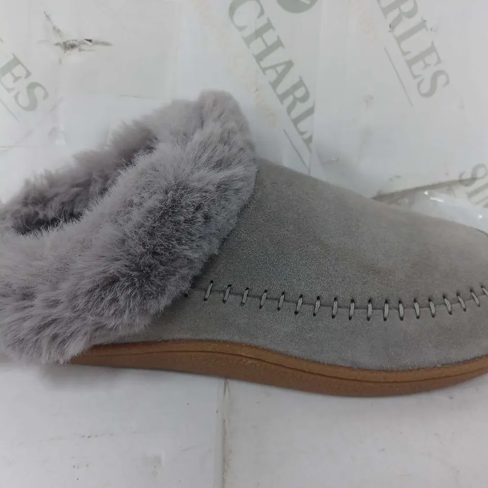 CLARKS HOME SLIPPERS IN GREY SUEDE - SIZE 5