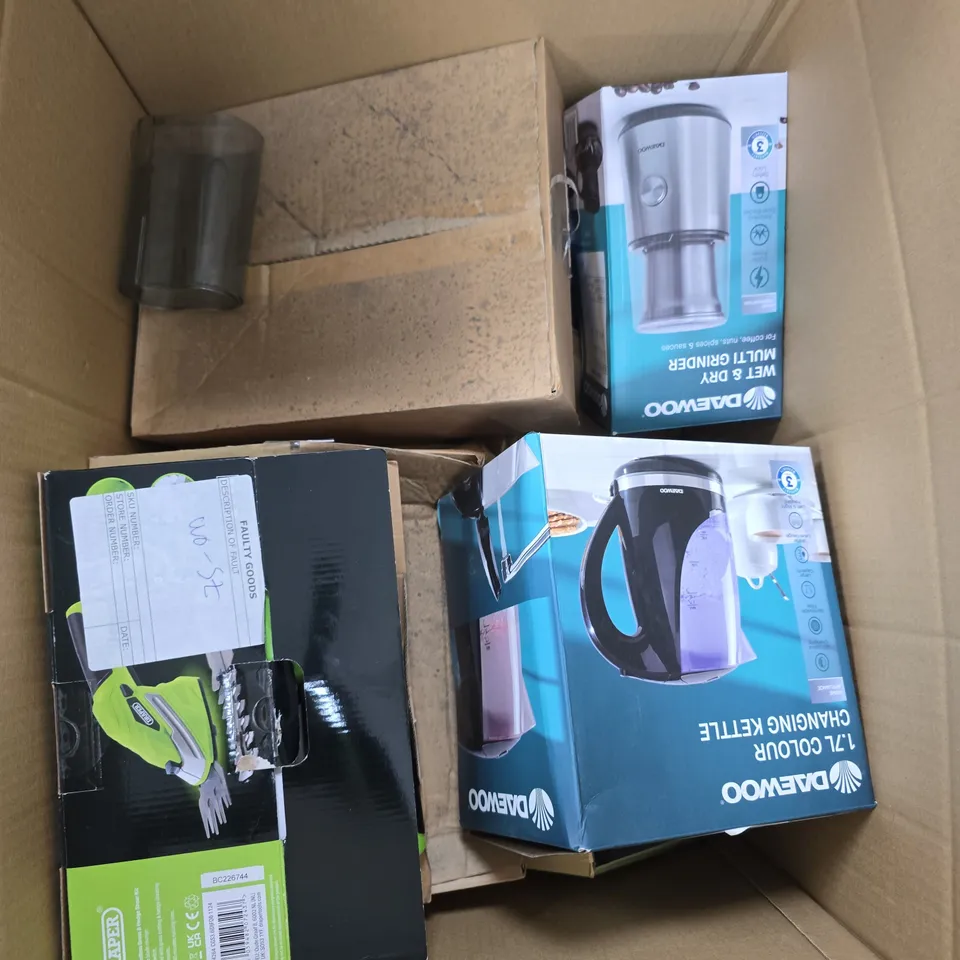 LARGE BOX OF APPROX 8 ASSORTED ELECTRICAL ITEMS TO INLCUDE KETTLE, MULTI GRINDER AND DRAPER