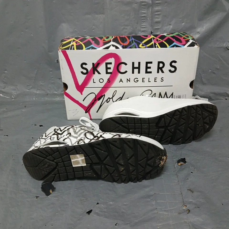 BOXED PAIR OF SKETCHERS LA WHITE LACE UP TRAINERS UK 5 