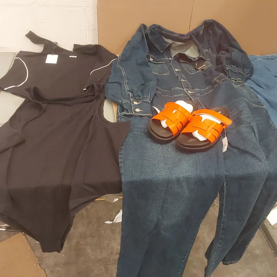 PALLET CONTAINING APPROXIMATELY 250x BRAND NEW ASSORTED DESIGNER CLOTHING ITEMS INCLUDING: SIMPLY BE PARRY WIDE SHOES, JD WILLIAMS PLEAT SKIRTS, JD WILLIAMS DENIM JUMPSUITS, SIMPLY BE PIPING VESTS, SI