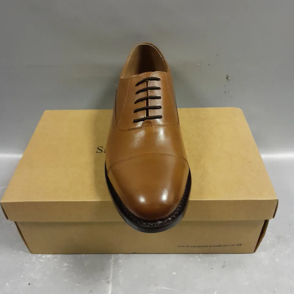 BOXED PAIR OF SAMUEL WINDSOR GOODYEAR DRESS SHOES IN TAN - 8.5