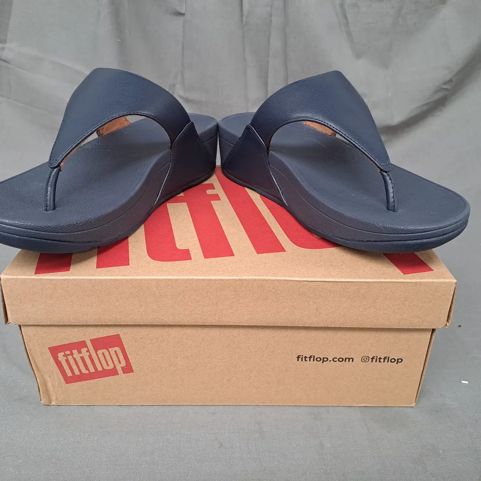 BOXED PAIR OF FITFLOP LULU LEATHER TOE-POST SANDALS IN NAVY UK SIZE 4.5