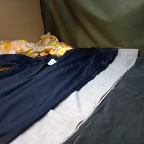 LOT OF APPROX 25 ASSORTED CLOTHING ITEMS VARYING IN SIZE/COLOUR/STYLE TO INCLUDE: TROUSERS, TOPS, DRESSES