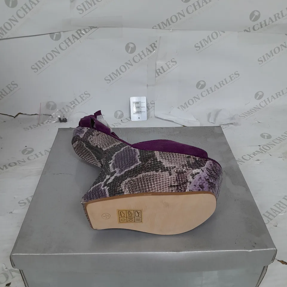 BOXED PAIR OF CASANDRA PLATFORM STRAP SHOE IN PURPLE SNAKESKIN SIZE 4