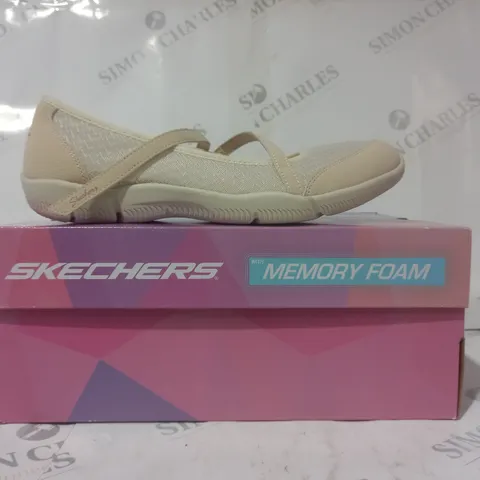 BOXED PAIR OF SKETCHERS LUXURY AIR SHOES IN NATURAL COLOUR SIZE 5.5