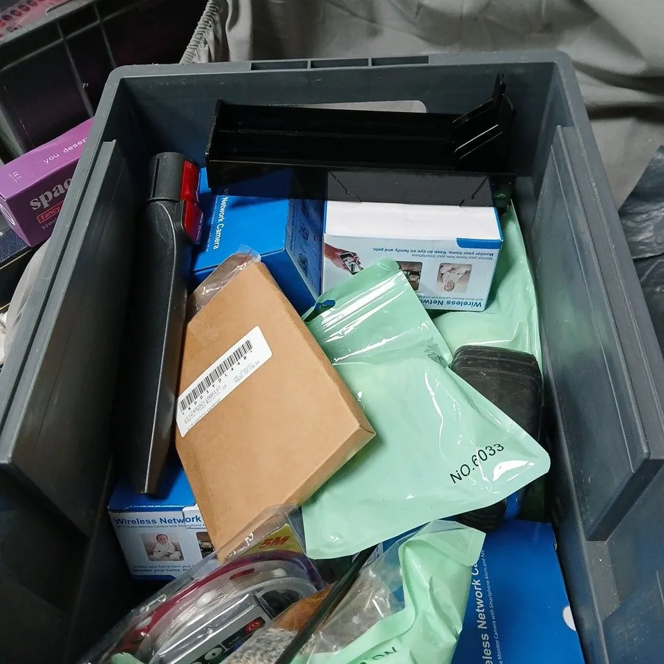 APPROXIMATELY 15 ASSORTED ITEMS TO INCLUDE WIRELESS CAMERAS, POCKET TRIPOD, AIR UP CHERRY ETC