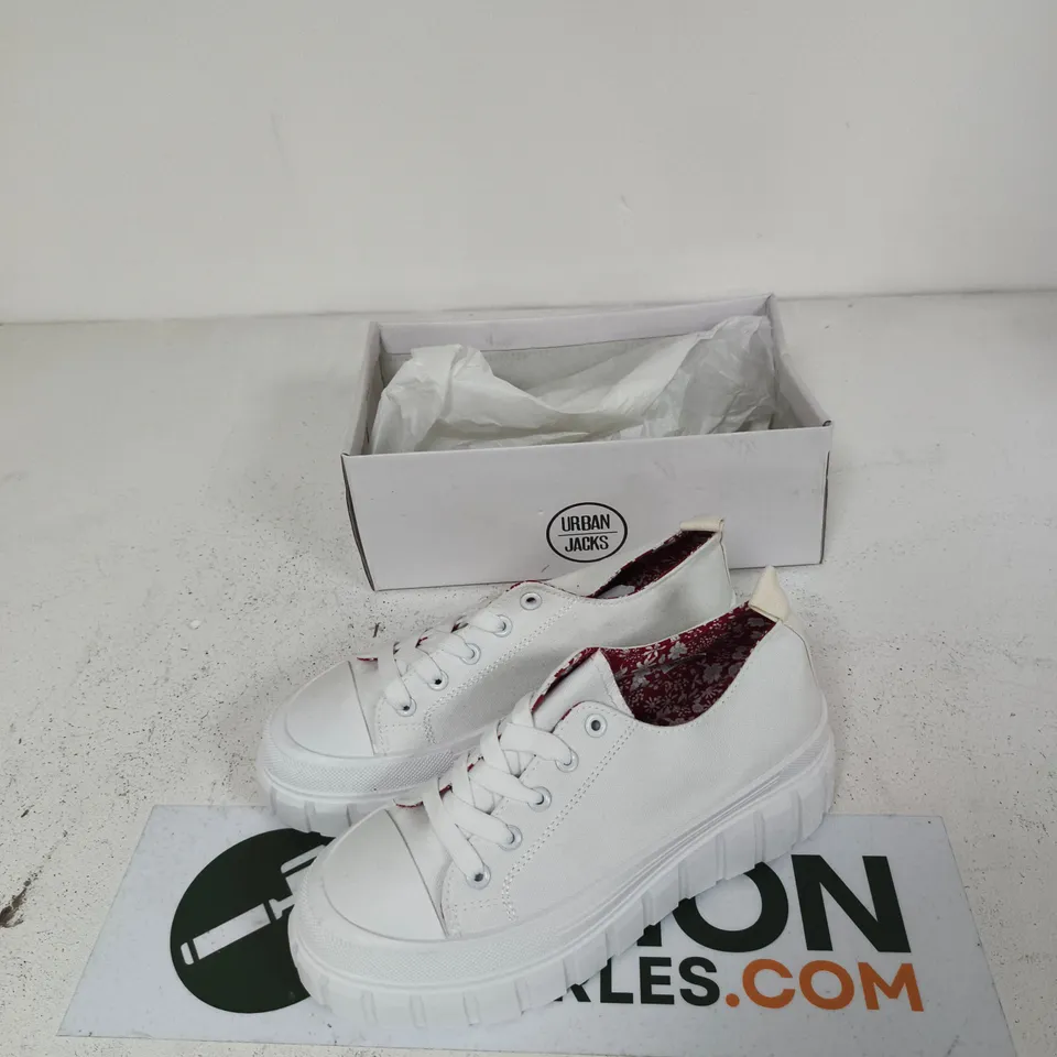 URBAN JACKS CHICAGO WHITE SNEAKERS – SIZE 7