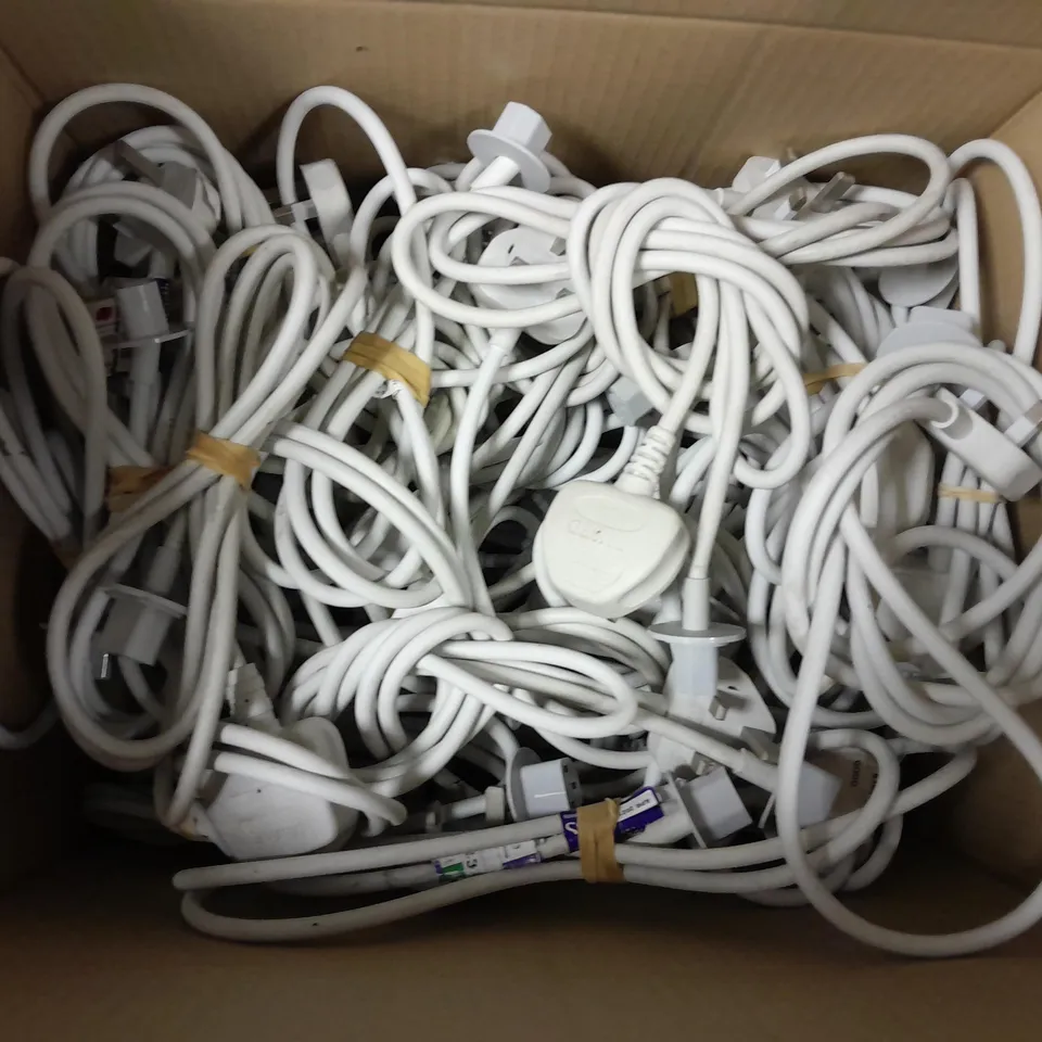 APPROXIMATELY 50 iMAC EXTENSION LEADS