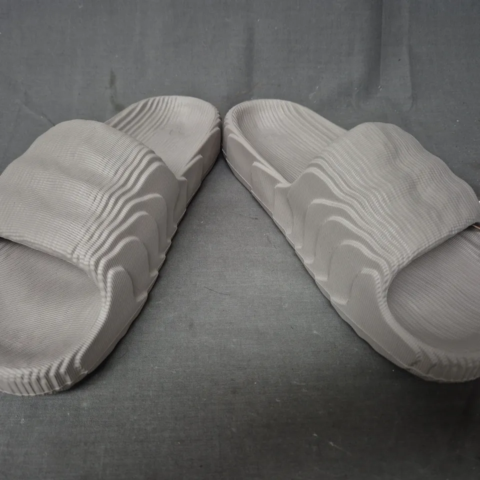 BOXED PAIR OF ADIDAS ADILETTE 22 SHOES IN LIGHT BROWN UK SIZE 9