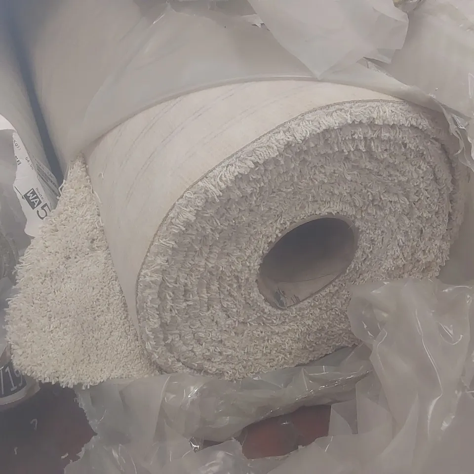 ROLL OF QUALITY SATINO CASANOVA OLD LACE CARPET // SIZE: APPROX 5 X 7.55m