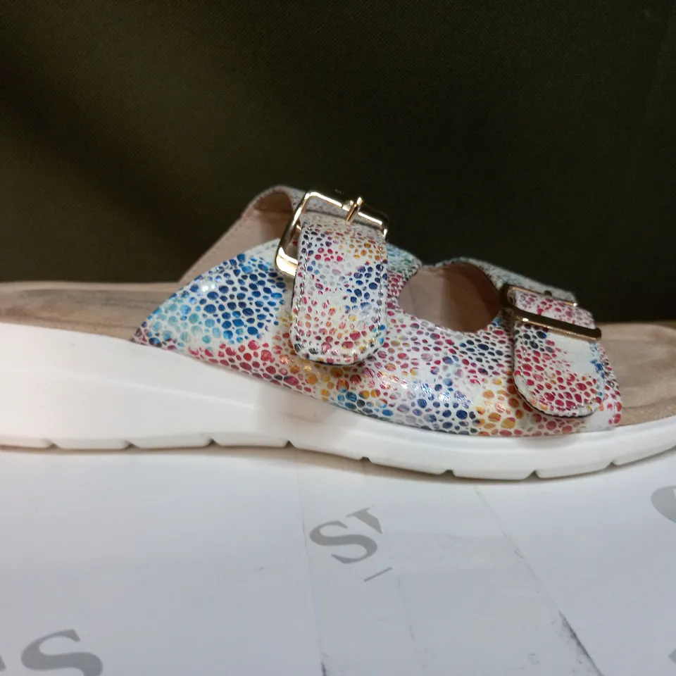 BOXED PAIR OF CUSHION WALK WHITE SANDALS - SIZE 6