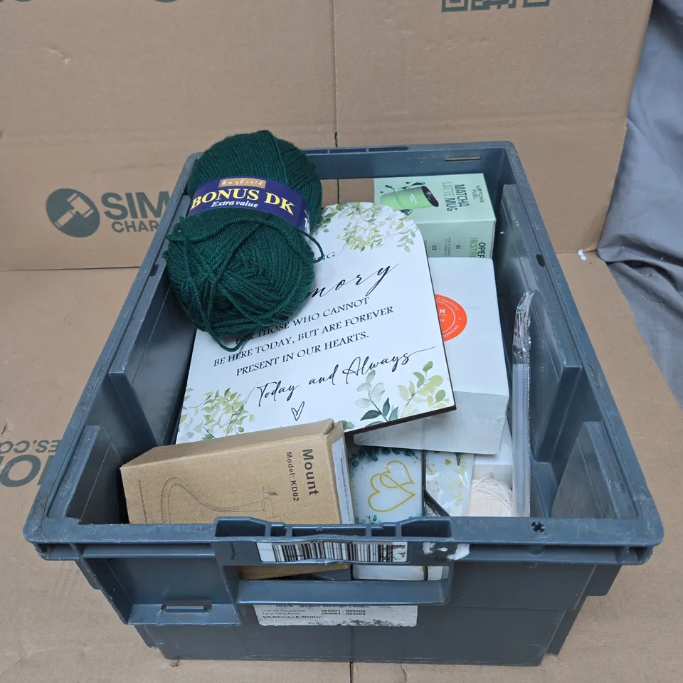 TOTE OF APPROXIMATELY 12 ASSORTED HOUSEHOLD ITEMS TO INCLUDE IN LOVING MEMORY SIGN, WOOL, MATCHA FUEL MUG, THERMAL LABELS ETC