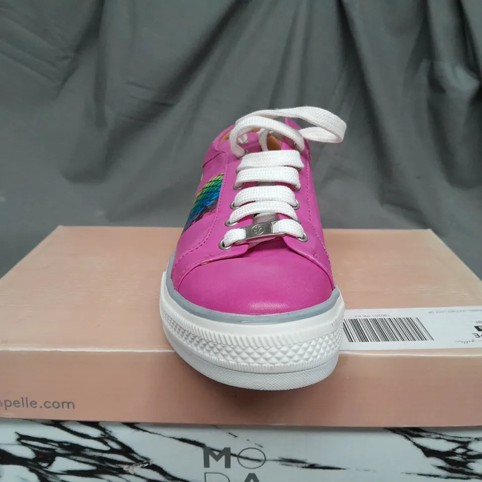 BOXED PAIR OF MODA IN PELLE ASTRIPE PINK LEATHER TRAINERS - SIZE 7