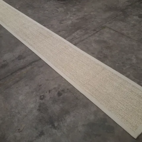 QUALITY DESIGNER AREA RUG APPROXIMATELY 60×800CM