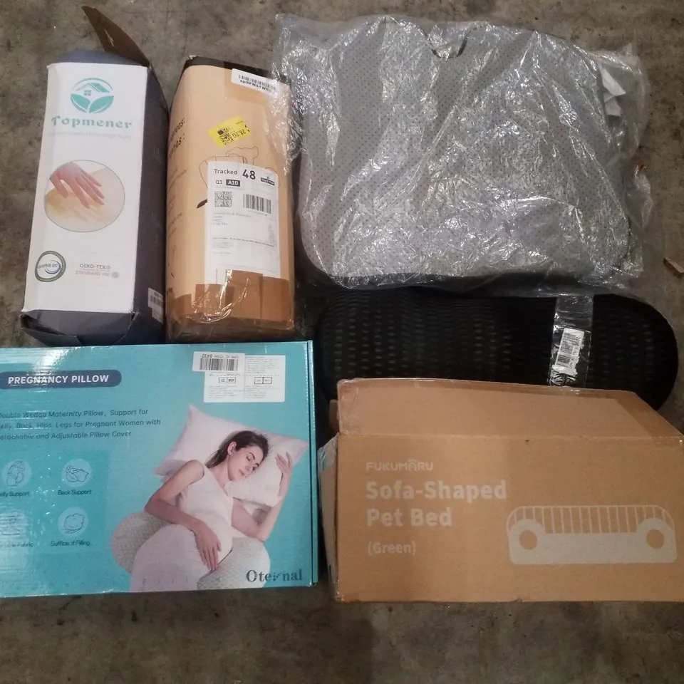 PALLET CONTAINING ASSORTED PILLOWS & CUSHIONS