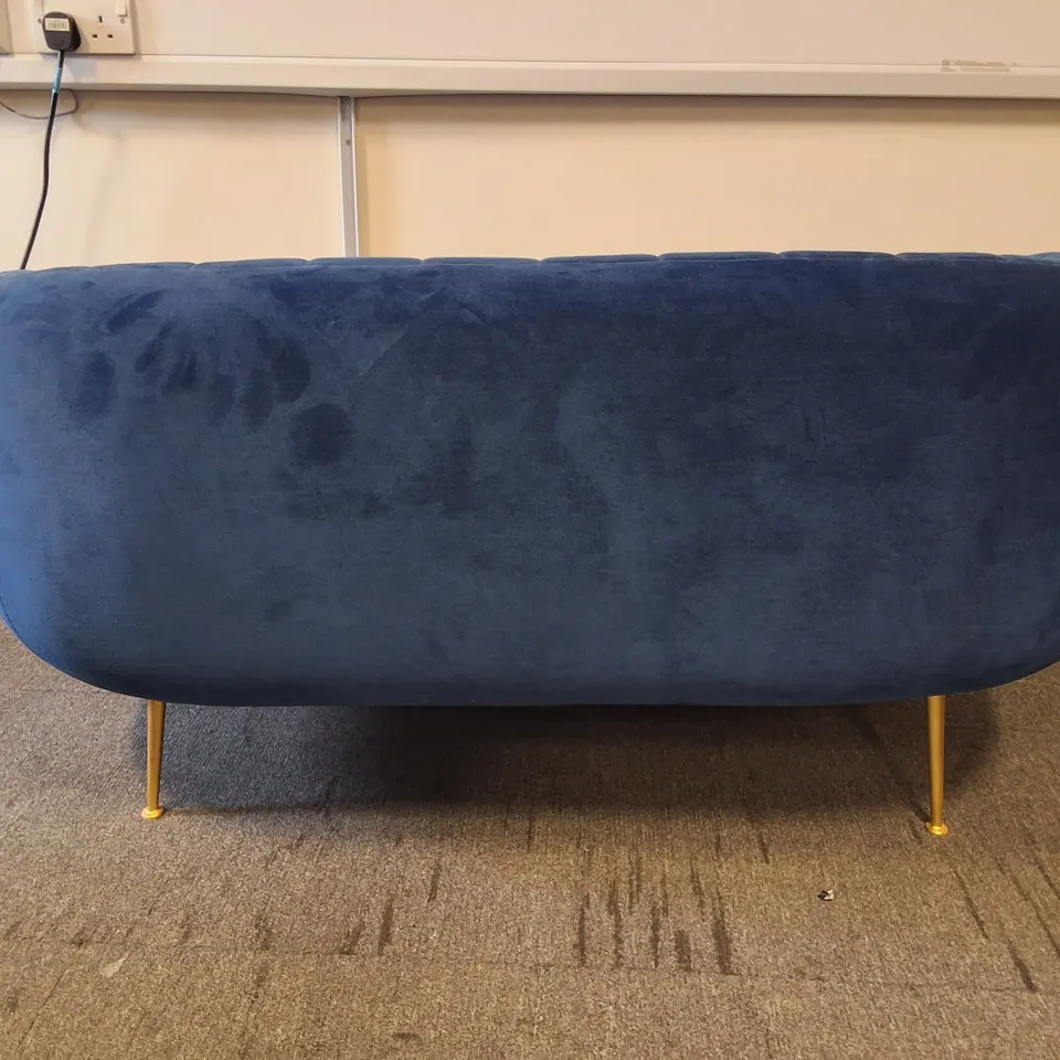 QUALITY DESIGNER BLUE FABRIC 2-SEATER SOFA ON GOLD EFFECT METAL LEGS