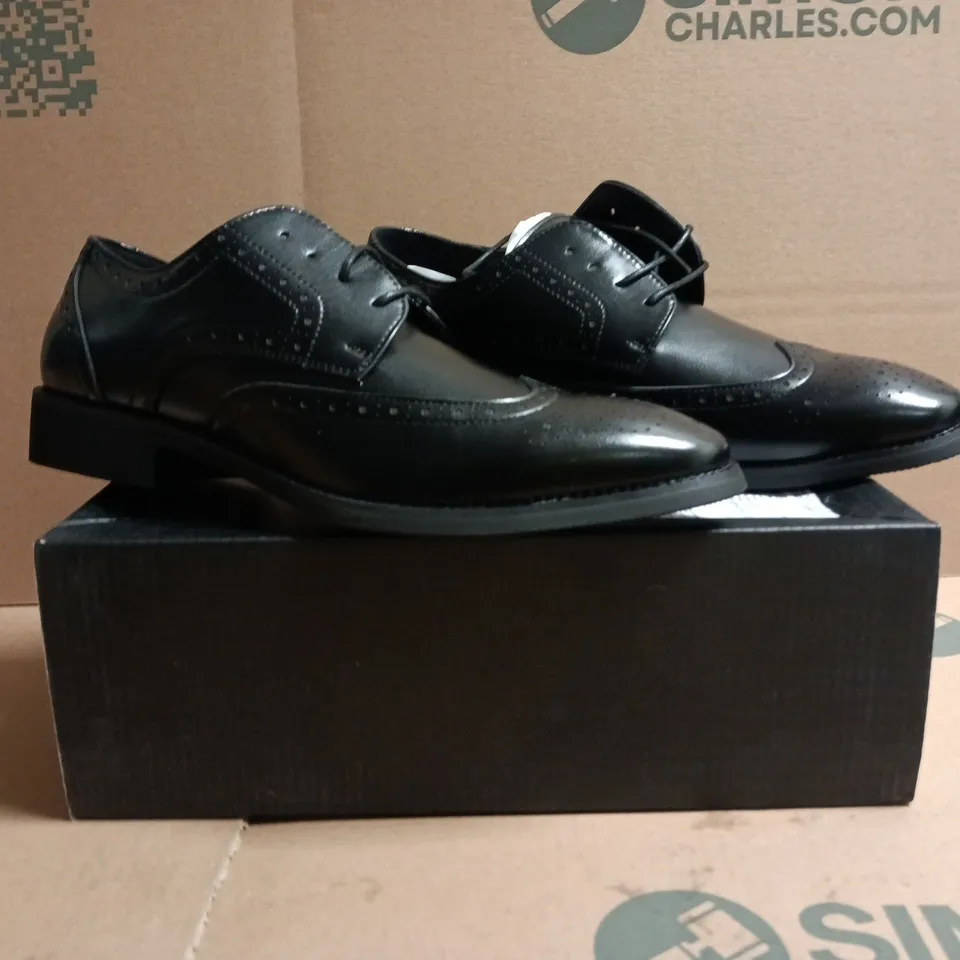BOXED PAIR OF UNBRANDED LACE-UP SHOES IN BLACK SIZE EU 42